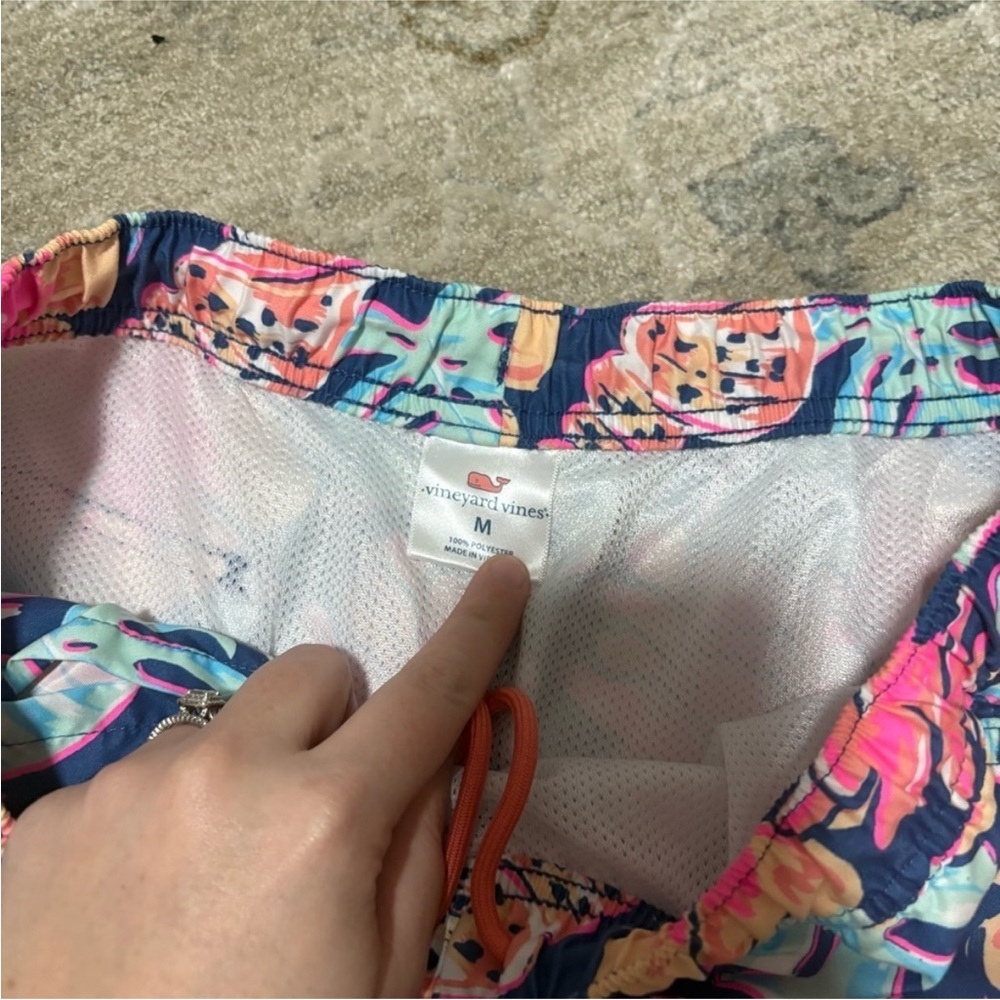 Vineyard Vines Tropical Print Men's Board Shorts M - Picture 2 of 3